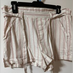 Junior stretchy shorts with belt